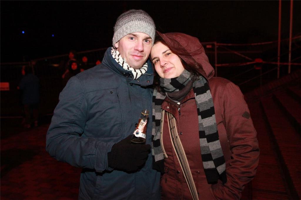 Lars und Natalie feiern ihr erstes gemeinsames Silvester am Deich