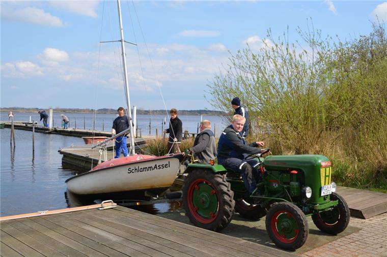 Lars von See sitzt am Steuer, seine Clubkameraden Matthias Vogel (hinten von links), Alex Schnake, Peter von See und Philip Horz passen auf, dass das Boot auf Kurs bleibt.Die "SchlammAssel" ist der erste Segler, der nach der Winterpause zurück ins Wasser darf