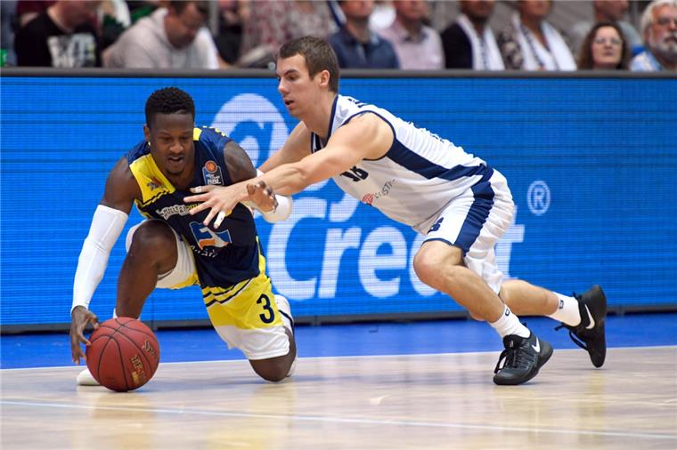 Lars Wendt (rechts) bleibt den Eisbären erhalten. Der gebürtige Kieler verlängerte seinen Vertrag beim Basketball-Erstligisten. Foto Scheer