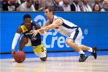 Lars Wendt (rechts) bleibt den Eisbären erhalten. Der gebürtige Kieler verlängerte seinen Vertrag beim Basketball-Erstligisten. Foto Scheer