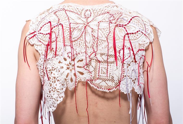 Re-Art-Ausstellung trotz(t) Corona Lars Witkowski, Modedesigner aus Hannover, präsentiert in Ihlienworth Outfits zum Thema „Trachtwerk“.