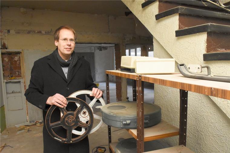 Lars Wübben, Geschäftsführer von Wübben Immobilien, steht im Erdgeschoss des früheren Apollo-Kinos mit den alten Filmrollen und -behältern. Er will im früheren Lichtspielhaus ein Veranstaltungszentrum einrichten.
