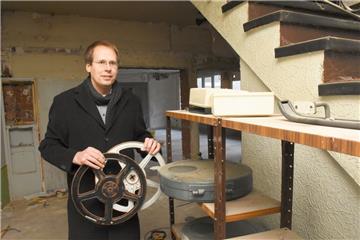 Lars Wübben, Geschäftsführer von Wübben Immobilien, steht im Erdgeschoss des früheren Apollo-Kinos mit den alten Filmrollen und -behältern. Er will im früheren Lichtspielhaus ein Veranstaltungszentrum einrichten.