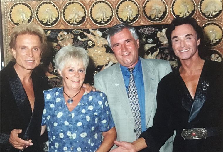 Mit Weltstar Roy zwei Jahre auf hoher See Las Vegas 1997: Das Bremerhavener Paar Traute und Werner Bresser trifft am 4. September 1997 die weltberühmten Magier Siegfried und Roy privat nach ihrer Show.