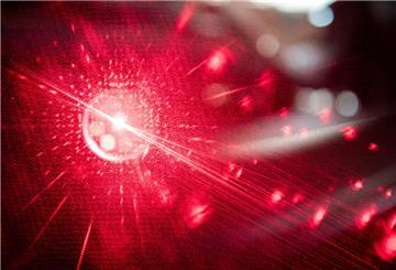 Ein Laserpointer leuchtet.