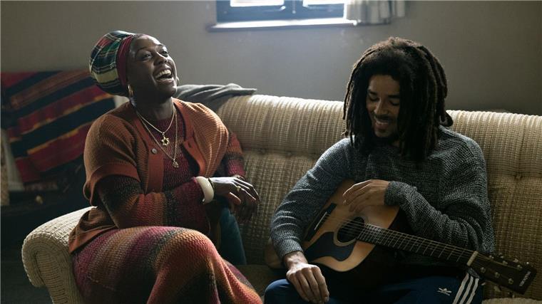 Die Filmstarts der Woche Lashana Lynch als Rita Marley und Kingsley Ben-Adir als Bob Marley in einer Szene des Films „Bob Marley: One Love“.