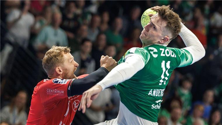 Füchse Berlin gewinnen Spitzenspiel gegen Melsungen klar Lasse Andersson wird beim Wurf hart attackiert