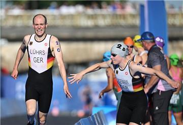 Triathlon, Staffel, Mixed, Lasse Lührs aus Deutschland (l) wechselt auf die Schlussläuferin Laura Lindemann.