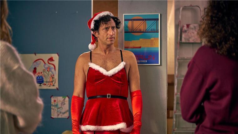 Turbulent: „Zwei Weihnachtsmänner sind einer zu viel“ Lasse (Serkan Kaya) hat sich von seiner Tochter Toni ein Weihnachtskostüm bestellen lassen.
