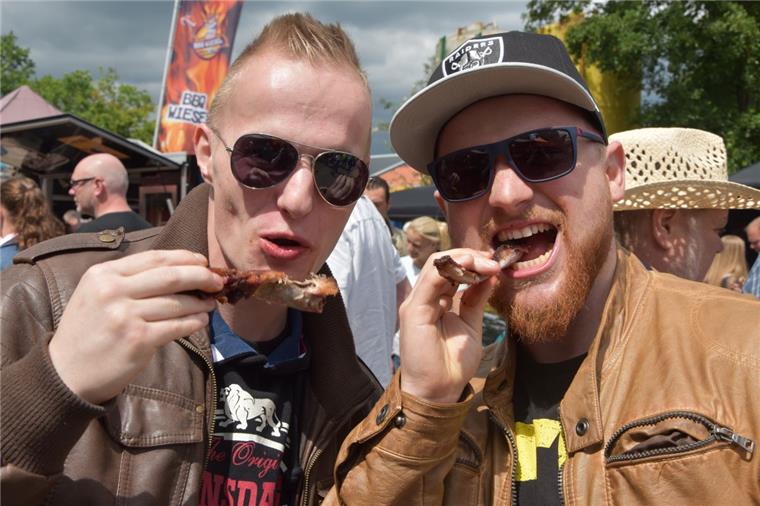Lassen es sich schmecken: Tom Lembke (links) aus und Florian von Rüsten essen Rippchen.