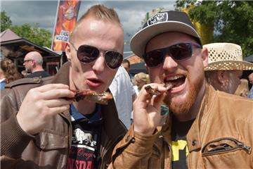 Lassen es sich schmecken: Tom Lembke (links) aus und Florian von Rüsten essen Ri...