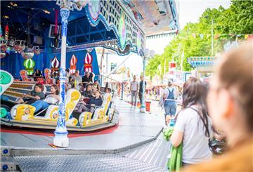 Ein Karussell auf einem Jahrmarkt.