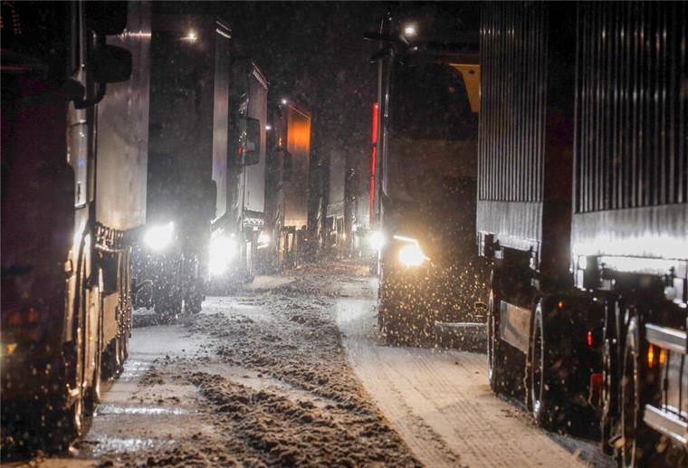 Lastkraftwagen stauen sich auf der Autobahn A5 bei Grünberg auf schneebedeckter Fahrbahn. Weil Lkw auf der schneebedeckten Fahrbahn stecken geblieben sind, ging auf den Autobahnen A4, A5 und A7 in Osthessen nichts mehr. Es bildeten sich kilometerlange Staus, viele Autofahrer saßen in der Nacht auf Donnerstag fest.