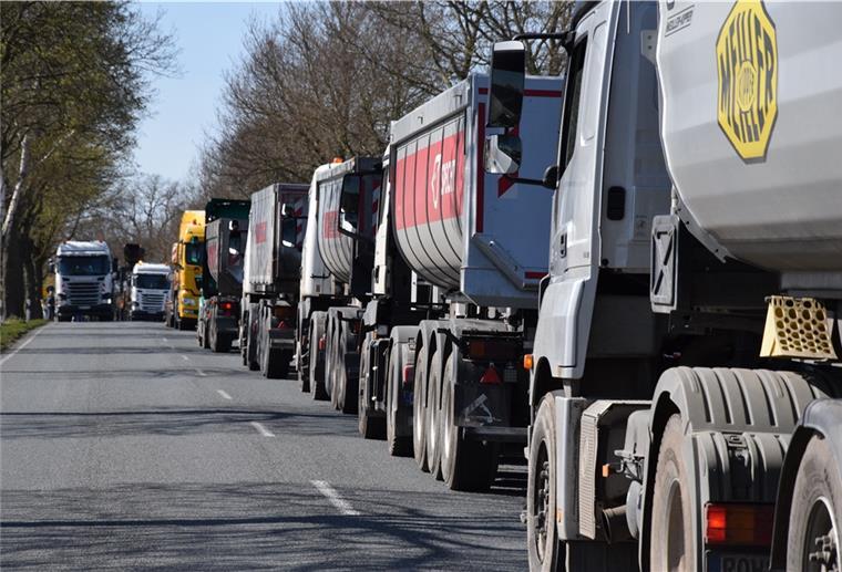 Ostereistedt: Baustart an der Landesstraße 122 mit Großaufgebot Lastwagen an Lastwagen reihen sich bei den Fräsarbeiten vor dem Ortseingang ein, um das Fräsgut sofort abzutransportieren.