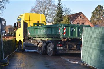 Lastwagen haben ein letztes Mal belasteten Boden vom Gelände der ehemaligen chemischen Reinigung abgefahren. 