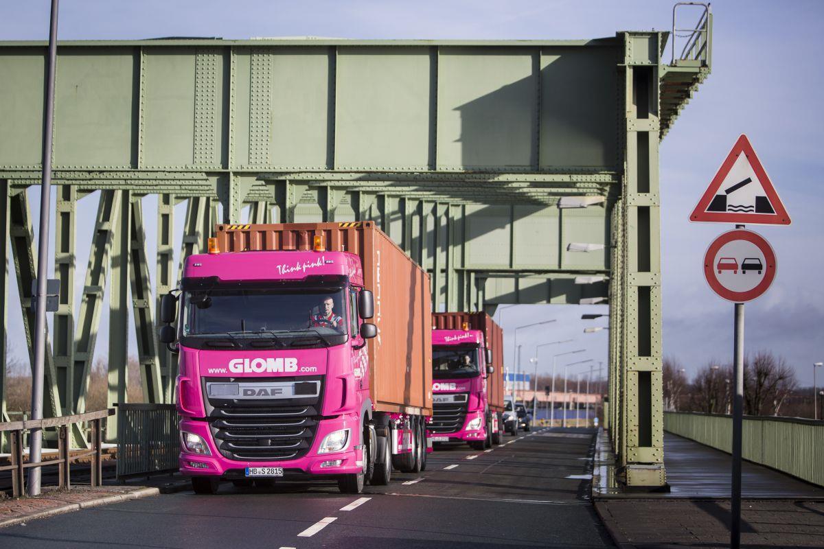 Lastwagen zahlen Maut auf Bundesstraßen und Autobahnen. Die Maut wird ab 2019 auch noch einmal kräftig erhöht. Das trifft zum Beispiel auch die Glomb Container Dienst GmbH aus Bremerhaven.