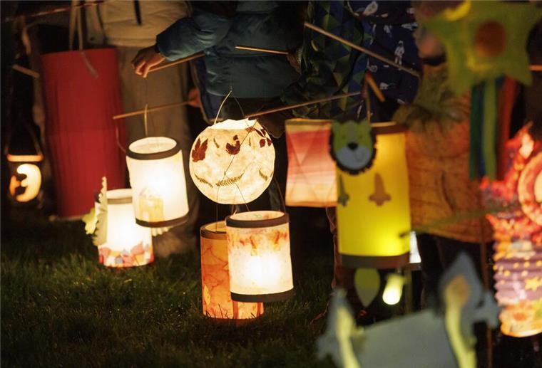 Ein Highlight für Familien: Das Laternefest im Stadion am 1. November mit Laternelauf, Maskottchen, Kinderchor und großem Feuerwerk zum Abschluss.