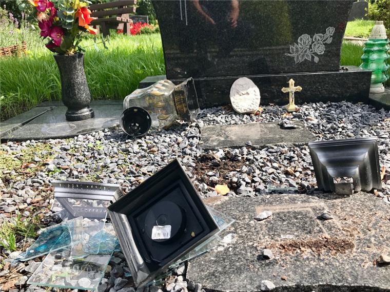 Laternen sind auf diesem Grab auf dem Geestemünder Friedhof umgeworfen und zerstört worden.