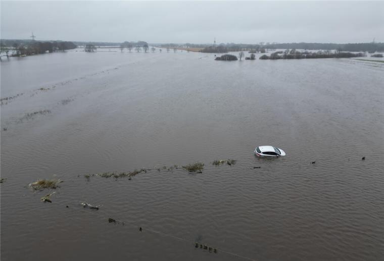 Das Hochwasser von oben: So schlimm ist die Lage im Norden (Bilder) Lathen: Ein verlassenes Fahrzeug steht im Hochwassergebiet.