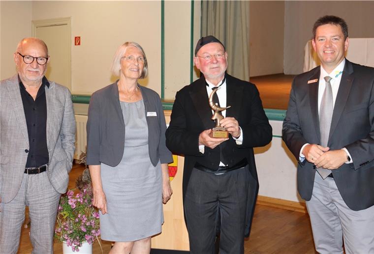 Butjadingen: Goldene Krabbe geht an Hartmut Kühne Laudator Dr. Burkhard Leimbach (links), Renate Knauel und Bürgermeister Axel Linneweber (rechts) freuen sich mit Preisträger Hartmut Kühne.