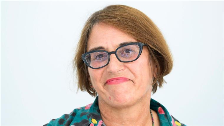 Intendantin will Fokus auf Kunst statt Hundekot-Attacke Laura Berman, Intendantin Staatsoper, spricht bei einer Pressekonferenz.
