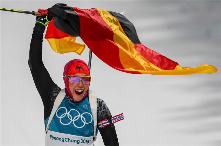Schon wieder Gold: Biathlon-Star Laura Dahlmeier ist nicht zu bremsen Laura Dahlmeier jubelt im Ziel über die zweite Goldmedaille.