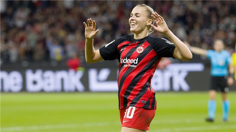 Sieg gegen Freiburg: Eintracht-Frauen erobern Tabellenspitze Laura Freigang trifft für Frankfurt gegen Freiburg.