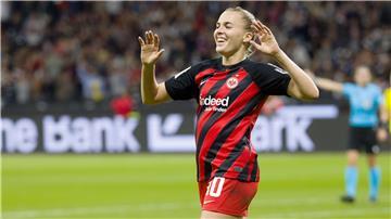 Laura Freigang trifft für Frankfurt gegen Freiburg. 