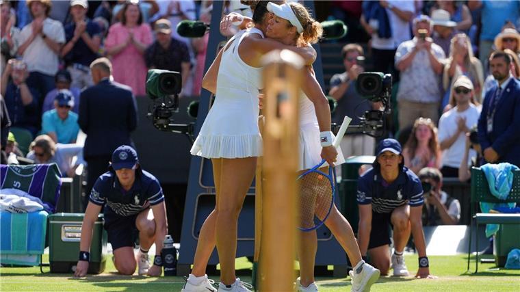 Tennis-Märchen vorbei: Aus in Wimbledon „wurmt“ Siegemund Laura Siegemund (r) gratuliert Aryna Sabalenka.