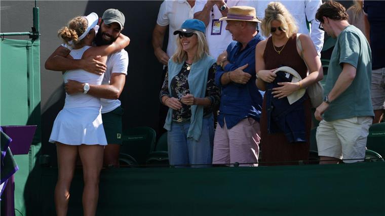 „Routinetier“ mit Seltsamkeiten: Siegemunds Tennis-Märchen Laura Siegemund umarmt ihren Freund und Trainer Antonio Zucca.