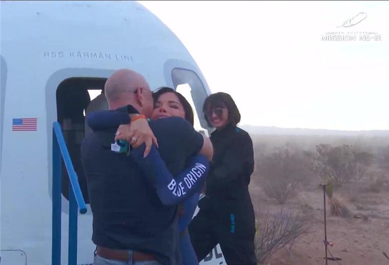 Bezos schießt Katy Perry und eigene Partnerin ins All Lauren Sanchez und Jeff Bezos umarmten sich nach dem Flug.