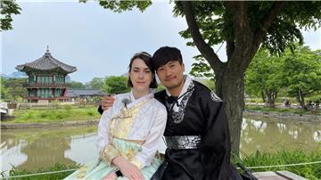Lauren und Hakyung besuchen den Palast Gyeongbokgung.