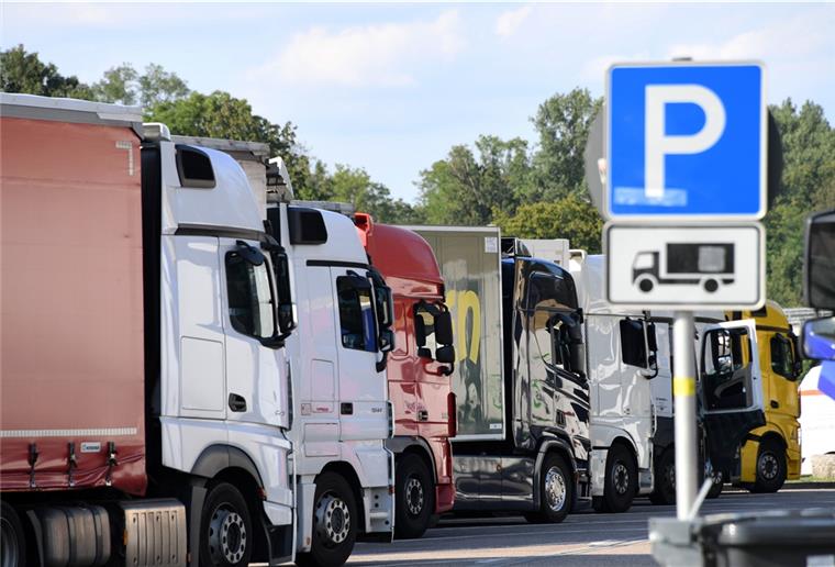 ADAC: Offizielle Lkw-Stellplätze fehlen Laut ADAC finden jede Nacht etwa 23500 Lastwagenfahrer keinen offiziellen Stellplatz.