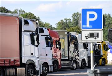 Laut ADAC finden jede Nacht etwa 23500 Lastwagenfahrer keinen offiziellen Stellplatz.