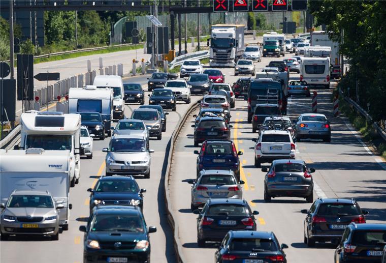 Feiertage und Ferien: ADAC erwartet Staus am Wochenende Stau auf der Autobahn A1 bei Bremen