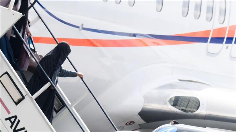 Flugzeug mit Menschen aus Afghanistan landet in Hannover Laut Bundesinnenministerium wurde den Betroffenen in der Vergangenheit eine Aufnahme zugesagt.