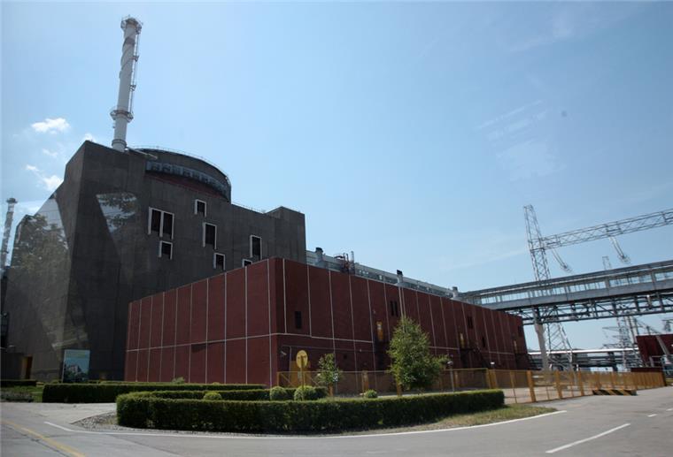 Atomkraftwerk in der Ukraine: Tritt nach Beschuss Radioaktivität aus? Laut dem Betreiber besteht durch den andauernden Beschuss die Gefahr, dass radioaktive Strahlung aus dem Kernkraftwerk Saporischschja im Süden der Ukraine austritt.