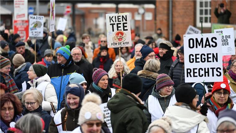 Holocaust-Überlebender demonstriert mit Hunderten in Leer Laut dem Bündnis für Demokratie und Vielfalt versammelten sich bei der Demonstration bis zu 1.800 Menschen, die Polizei ging von 1.500 aus.