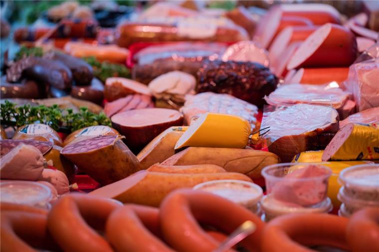 Laut dem Landkreis Waldeck-Frankenberg wurden die Keime in Pizzasalami und Brühwurst nachgewiesen. 