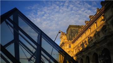 Laut der Louvre-Chefin ist die berühmte Glaspyramide des Museums „strukturell überholt“.