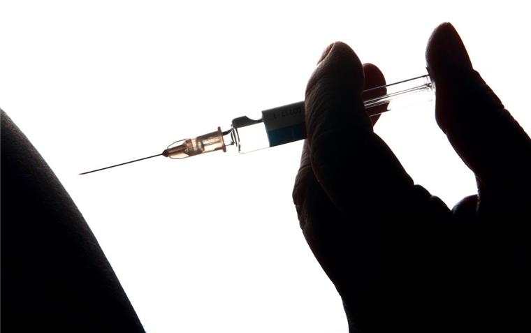 Nordenham: Der Grippe-Impfstoff wird knapp Laut des Ministeriums in Deutschland sind 15,7 Millionen Dosen Grippe-Impfstoff erhältlich gewesen. Dennoch geht den Ärzten und Apotheken in Nordenham schon jetzt der Wirkstoff aus und eine Nachproduktion ist nicht mehr möglich.