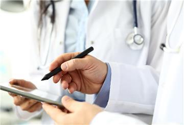 Ein Arzt notiert mit einem Stift etwas. Laut einer aktuellen Studie der WHO drohen in den kommenden Jahrzehnten bis zu 15,6 Millionen neue Fälle von Magenkrebs.