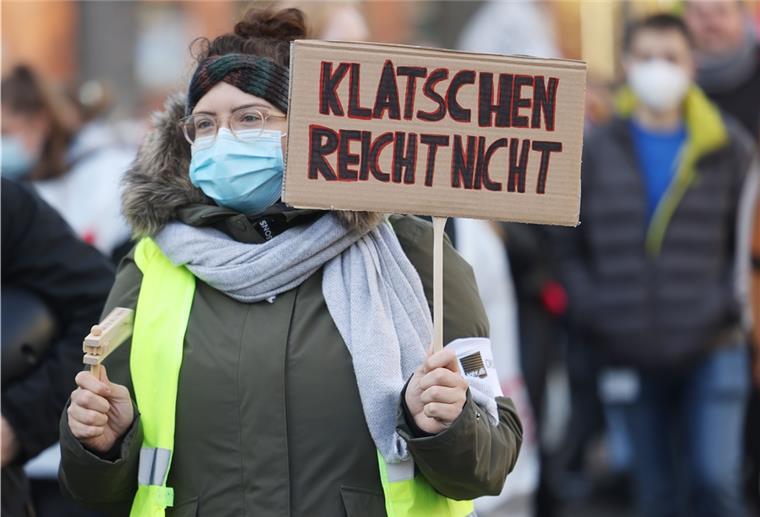 Studie belegt: Pflegekräfte fliehen massenhaft aus dem Job Pflegekräfte demonstrieren mit Plakaten wie "Klatschen reicht nicht" für eine bessere Bezahlung.