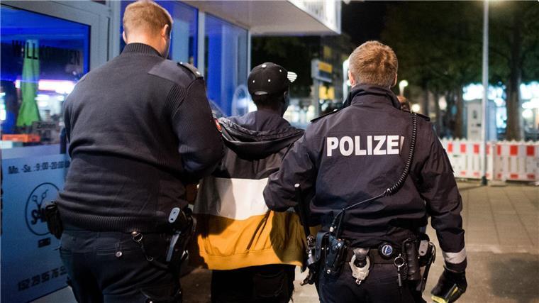 Laut einer Studie werden bei Drogenkontrollen häufig Männer kontrolliert, die wie Migranten aussehen. (Archivbild)
