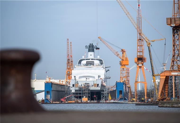 Umfrage: Jede dritte Werft rechnet mit Stellenabbau In der Lloyd Werft Bremerhaven wird an einer Jacht gebaut.