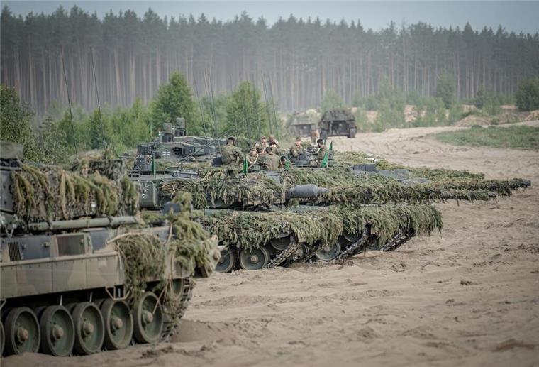 Soldaten der Bundeswehr bereiten sich auf dem Leopard 2 Panzer auf den Abschluss der Nato-Übung Quadriga 2024 vor