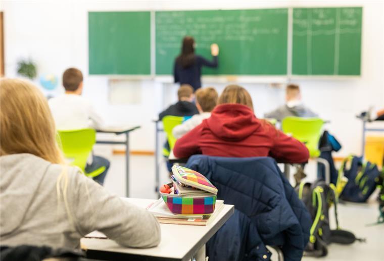 Schülerinnen und Schüler einer fünften Klasse einer Realschule sitzen während des Unterrichts in ihrem Klassenzimmer.