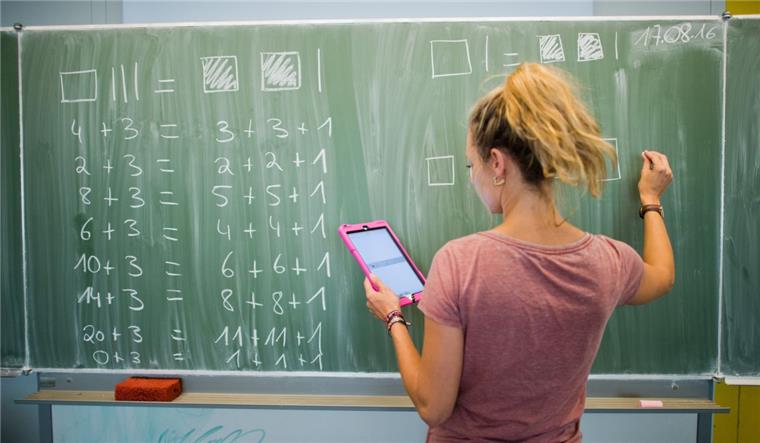 GEW schlägt Alarm: Noch mehr Lehrer verlassen Bremerhavener Schulen Laut Informationen der GEW werden in Bremerhaven nach den Sommerferien weitere 28 Lehrer fehlen.