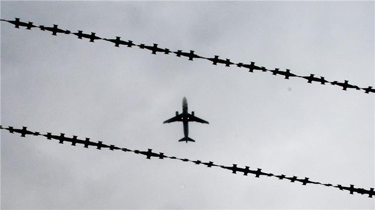 Abschiebung nach Afghanistan? Niedersachsen „vorbereitet“ Laut Innenministerium gibt es in Niedersachsen eine zweistellige Zahl afghanischer Straftäter, die für eine weitere Abschiebung infrage kommt. (Symbolbild)