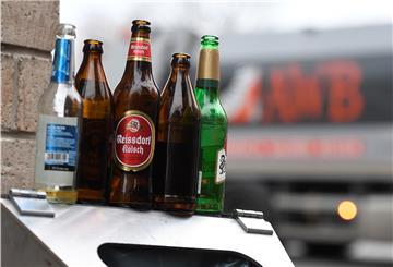Laut Jugendschutzgesetz dürfen Jugendliche ab 14 Jahren im Beisein einer sorgeberechtigten Person Bier, Wein oder Schaumwein trinken.